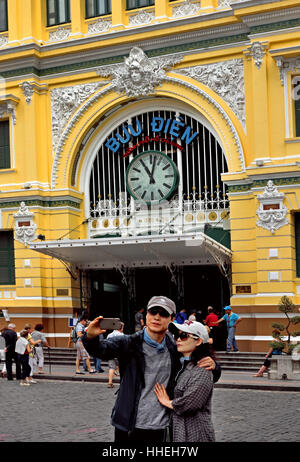 Liebe Jugendliche machen eine Selfie - Old Railway Station Ho Chi Minh City Center (HCMC) Saigon (schwindelerregend hoch, Oktan, Stadt von Handel, Gewerbe und Kultur) Sozialistischen Republik Vietnam Stockfoto