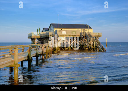 Aufbauend auf Stelzen an den hohen Gezeiten, St. Peter-Ording, Schleswig-Holstein Nationalpark Wattenmeer, Nordfriesland, Schleswig-Holstein Stockfoto