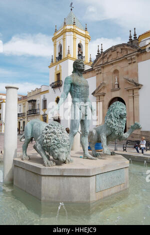 Hercules und zwei Löwen Statue im Plaza del Socorro, Ronda, Andalusien, Andalusien, Spanien Stockfoto