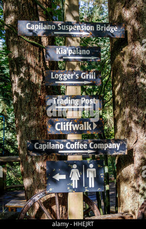 Multi Finger Post Wegweiser an der Capilano Suspension Bridge Park, Vancouver, Britisch-Kolumbien, Kanada. Stockfoto