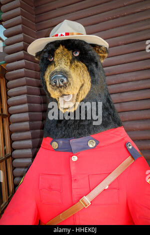 Capilano Suspension Bridge Park gefüllt Mountie tragen außerhalb der Trading Post, Vancouver, Britisch-Kolumbien, Kanada Stockfoto