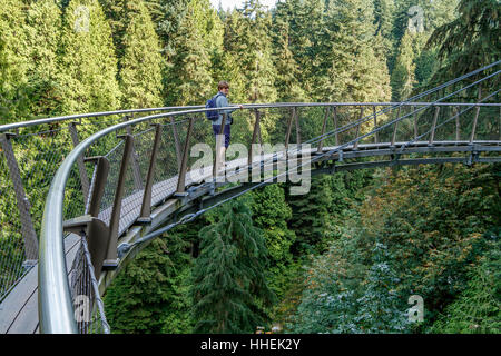 Touristen auf den Capilano Park Treetops Adventure Cliffwalk, Vancouver, Britisch-Kolumbien, Kanada. Stockfoto