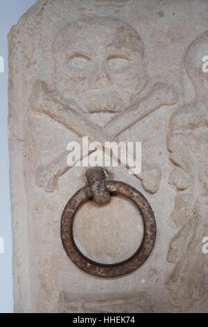 Detail aus Stein geschnitzt Schädel und gekreuzten Knochen, Ronda, Andalusien, Andalusien, Spanien Stockfoto