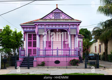 Bunte altes Haus im Stadtteil Marigny in der Stadt New Orleans, Louisiana. Stockfoto