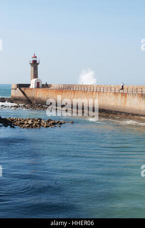 Porto: Blick auf den Pier mit Farolim de Felgueiras, Felgueiras Leuchtturm wurde 1886 erbaut auf dem rechten Ufer des Flusses Douro Stockfoto