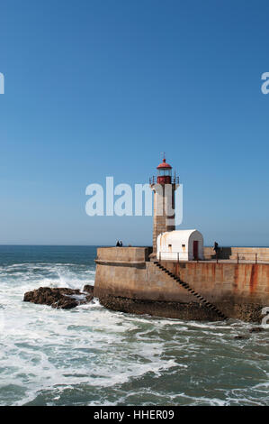 Porto: Blick auf den Pier mit Farolim de Felgueiras, Felgueiras Leuchtturm wurde 1886 erbaut auf dem rechten Ufer des Flusses Douro Stockfoto