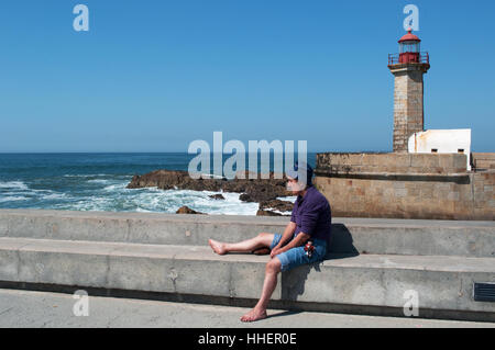 Porto: Blick auf den Pier mit Farolim de Felgueiras, Felgueiras Leuchtturm wurde 1886 erbaut auf dem rechten Ufer des Flusses Douro Stockfoto