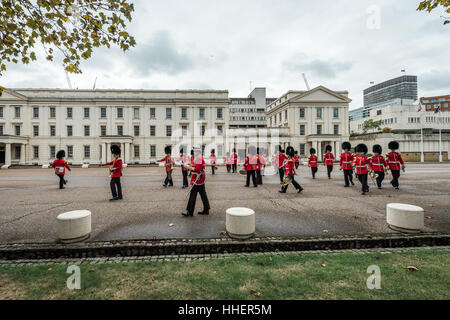 London, Vereinigtes Königreich - 18. Oktober 2016: Vorbereitung für den Wechsel der Wachablösung des Buckingham Palace Guards Museum in London, UK Stockfoto