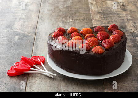 Kuchen in Herzform für Valentinstag oder Muttertag auf hölzernen Hintergrund Stockfoto