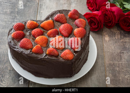 Kuchen in Herzform für Valentinstag oder Muttertag auf hölzernen Hintergrund Stockfoto