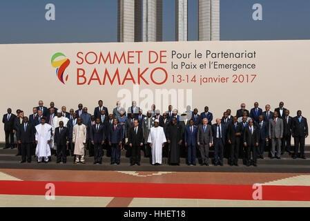 Afrika Frankreich Gipfel 2017 - 14.01.2017 - Mali / Westafrika / Bamako - Bamako, 13. Januar 2017 - Frankreich-Afrika Gipfel 2017. In der Reihenfolge die folgenden Fotos: 1 - Ankunft der IBK, Ibrahim Boubacar Keita, Präsident der Republik Mali. Herzlich Willkommen Sie im Beisein von Jean Marc Ayrault, französischer Minister für auswärtige Angelegenheiten und Modibo Keita, Premierminister von Mali. 2 - Portrait von IBK 3 - Ankunft von Francois Hollande willkommen geheißen von IBK und Jean-Marc Ayrault 4 - IBK Et Holland und schließlich das Familienfoto.   -Nicolas Remene / Le Pictorium Stockfoto