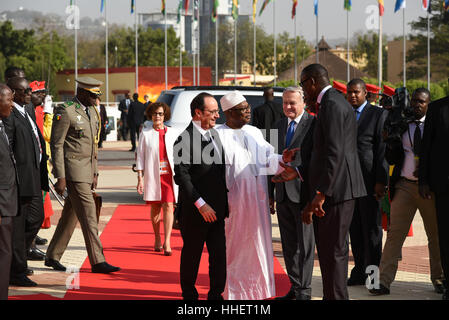 Afrika Frankreich Gipfel 2017 - 14.01.2017 - Mali / Westafrika / Bamako - Bamako, 13. Januar 2017 - Frankreich-Afrika Gipfel 2017. In der Reihenfolge die folgenden Fotos: 1 - Ankunft der IBK, Ibrahim Boubacar Keita, Präsident der Republik Mali. Herzlich Willkommen Sie im Beisein von Jean Marc Ayrault, französischer Minister für auswärtige Angelegenheiten und Modibo Keita, Premierminister von Mali. 2 - Portrait von IBK 3 - Ankunft von Francois Hollande willkommen geheißen von IBK und Jean-Marc Ayrault 4 - IBK Et Holland und schließlich das Familienfoto.   -Nicolas Remene / Le Pictorium Stockfoto