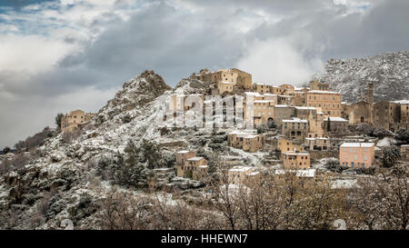 Dunkle Wolken und Schnee bedecken die alten Dorf von Speloncato in der Balagne Region Korsikas Stockfoto