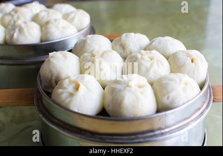 Gedämpfte chinesische Fleisch Brötchen Baozi in eine Schüssel geben Stockfoto