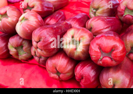 Die tropische Früchte wachsen Äpfel auf dem freien Markt Stockfoto