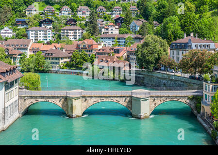 Blick auf den Fluss Aare, Brücke und Häuser mit gefliesten Dächer bei Bern, Schweiz Stockfoto