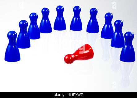 Figuren im Halbkreis um die gefallenen Anführer in der Mitte Stockfoto