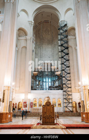 Tiflis, Georgien - 21. Oktober 2016: Innere der Heiligen Dreifaltigkeitskathedrale von Tiflis. Sameba ist die Hauptkirche der georgisch-orthodoxen Kirche Stockfoto