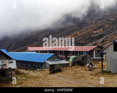 Annapurna Base Camp (ABC) mit Blick auf Machhapuchhre in niedrigen Wolken Annapurna Sanctuary, Himalaya, Nepal, Asien Stockfoto