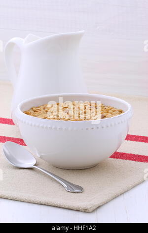 Köstliche hausgemachte Müsli über Vintage Französisch Korn Sack Tischläufer. Stockfoto