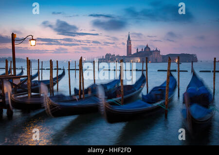 Vor Sonnenaufgang Licht über Gondeln und San Giorgio Maggiore, Venedig, Veneto, Italien Stockfoto