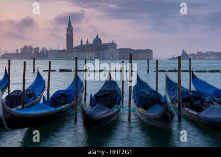 Vor Sonnenaufgang Licht über Gondeln und San Giorgio Maggiore, Venedig, Veneto, Italien Stockfoto