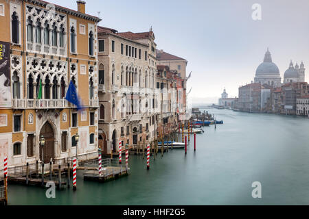 Misty Dawn über den Canal Grande, Santa Maria della Salute und Gebäuden von Venedig, Veneto, Italien Stockfoto