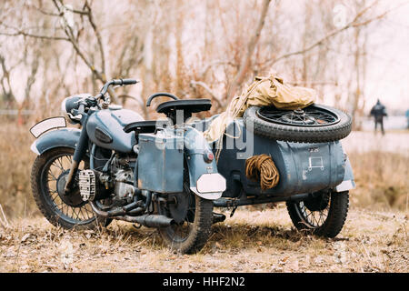 Die alte Rarität Dreirad, Dreirad-graue Motorrad mit Beiwagen der Wehrmacht 2. Weltkrieg Zeit stehend als Schauobjekt In sonnigen Sommerpark. Stockfoto
