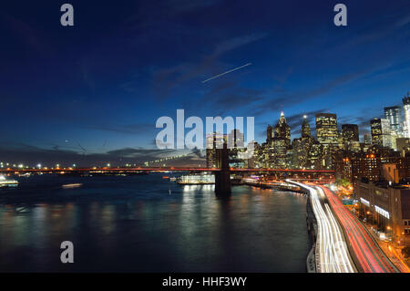 Nachtansicht von Lower Manhattan mit Brooklyn Bridge und FDR Drive. Stockfoto