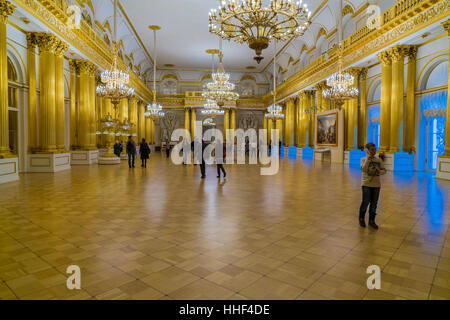 Sankt PETERSBURG, Russland - 25. Dezember 2016: Touristen Armorial Hall des Winterpalais Stockfoto