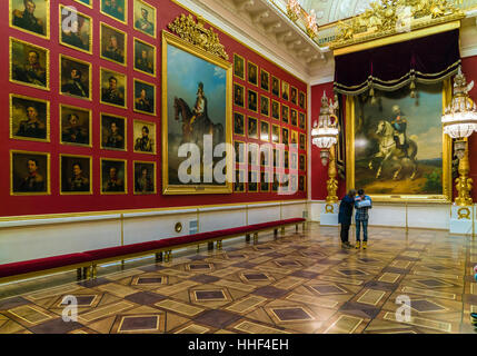 Sankt PETERSBURG, Russland - 25. Dezember 2016: Besucher in Militär-Galerie des Vaterländischen Krieges von 1812 Eremitage-Museum Stockfoto