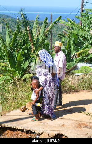 Mayotte, Frankreich - 2. Juni 2007: Menschen mit traditioneller Kleidung diskutieren auf Mayotte Island, Frankreich Stockfoto