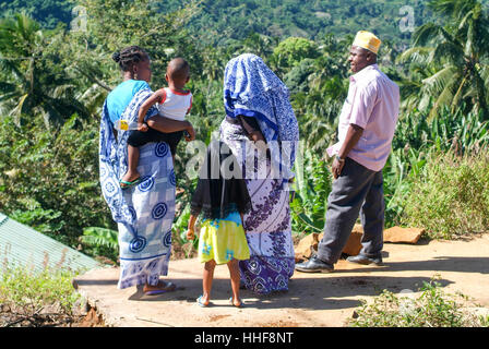 Mayotte, Frankreich - 2. Juni 2007: Menschen mit traditioneller Kleidung diskutieren auf Mayotte Island, Frankreich Stockfoto