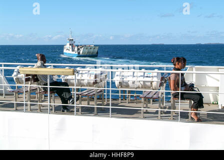 Mayotte, Frankreich - 2. Juni 2007: Menschen, die unterwegs eine Ferrie auf Mayotte Island, Frankreich Stockfoto