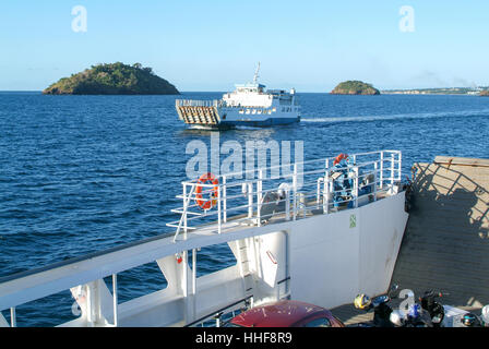 Mayotte, Frankreich - 5. Juni 2007: zwei Fähren, die auf Mayotte Island, Frankreich überqueren Stockfoto