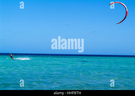 Mayotte, Frankreich - 2. Juni 2007: Menschen üben Kitesurfen auf der Insel Mayotte, Frankreich Stockfoto