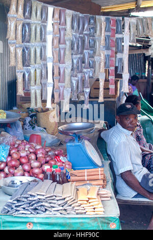 Mayotte, Frankreich - 8. Juni 2007: Verkäufer in seinem Gewürzgeschäft auf Mayotte Island, Frankreich Stockfoto