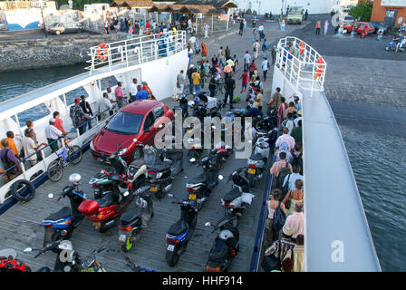 Mayotte, Frankreich - 5. Juni 2007: Menschen, die aus der Fähre auf Mayotte Island, Frankreich Stockfoto