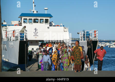 Mayotte, Frankreich - 5. Juni 2007: Menschen, die aus der Fähre auf Mayotte Island, Frankreich Stockfoto