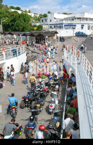 Mayotte, Frankreich - 8. Juni 2007: Menschen, die aus der Fähre auf Mayotte Island, Frankreich Stockfoto