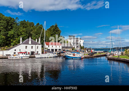 Eine Yacht hat das Crinan Canal-Becken am Crinan Knapdale Argyll & Bute Schottland aus Loch Crinan eingereicht Stockfoto