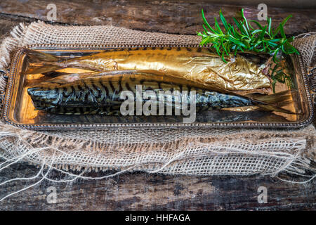 Zwei geräucherte Makrele Fisch auf silbernen Tablett gelegt auf Holzbrett Stockfoto