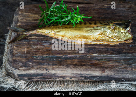 Geräucherte Makrele Fisch auf Holzbrett - Draufsicht Stockfoto