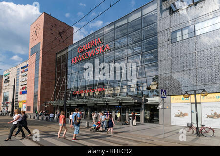 Galeria Krakowska ist eine große und moderne Shopping-Mall mit vielen bekannten oben genannten Marken, Cafés, Restaurants, Supermärkte in Krakau, Polen Stockfoto