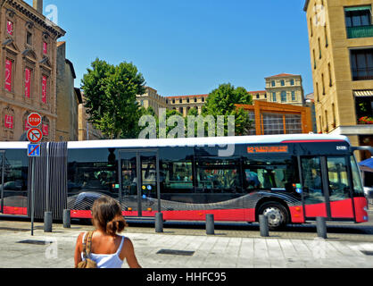 Linienbus vor dem Rathaus Vieux Port Marseille Bouche-du-Rhône Cote d ' Azur Frankreich Stockfoto