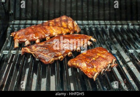 Rippen auf dem Grill Stockfoto