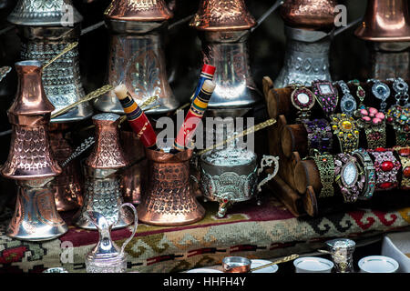 Handgemachte türkische Kaffeekannen und Ornamente Stockfoto