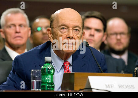 Washington, uns. 18. Januar 2017. Wilbur L. Ross, Jr. bezeugt vor dem United States Senate Committee on Handel, Wissenschaft und Verkehr über seine Nominierung als U.S. Secretary Of Commerce auf dem Capitol Hill in Washington, DC auf Mittwoch, 18. Januar 2017 zu dienen. -KEIN Draht-SERVICE - Foto: Ron Sachs/Consolidated/Dpa/Alamy Live News Stockfoto