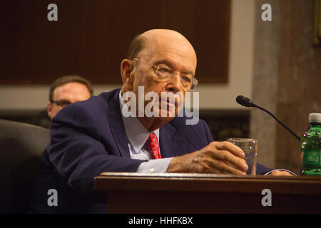 Washington DC, USA. 18. Januar 2017. Wilbur Ross, ausgewählt von gewählter Präsident Donald Trump als seinem Handelsminister dienen bezeugt bei seiner Anhörung vor dem Senatsausschuss Commerce auf dem Capitol Hill am 18. Januar 2017 in Washington, DC. Herr Ross ist ein Milliardär Buisness Mann. Bildnachweis: PixelPro/Alamy Live-Nachrichten Stockfoto