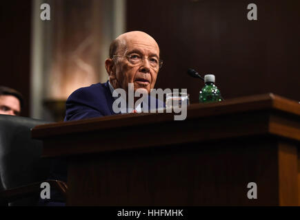 Washington, DC, USA. 18. Januar 2017. Wilbur Ross bezeugt vor dem Senatsausschuss Commerce im Rahmen einer Anhörung über seine Nominierung als Handelsminister in Capitol Hill in Washington, DC. Wilbur Ross, der Investor und Milliardär von U.S. Präsident elect Donald Trump als Handelsminister nominiert signalisiert, dass ein Top Fokus für das Ministerium werden Handelsbeziehungen mit ihren wichtigsten Handelspartnern neu definieren. Bildnachweis: Bao Dandan/Xinhua/Alamy Live-Nachrichten Stockfoto